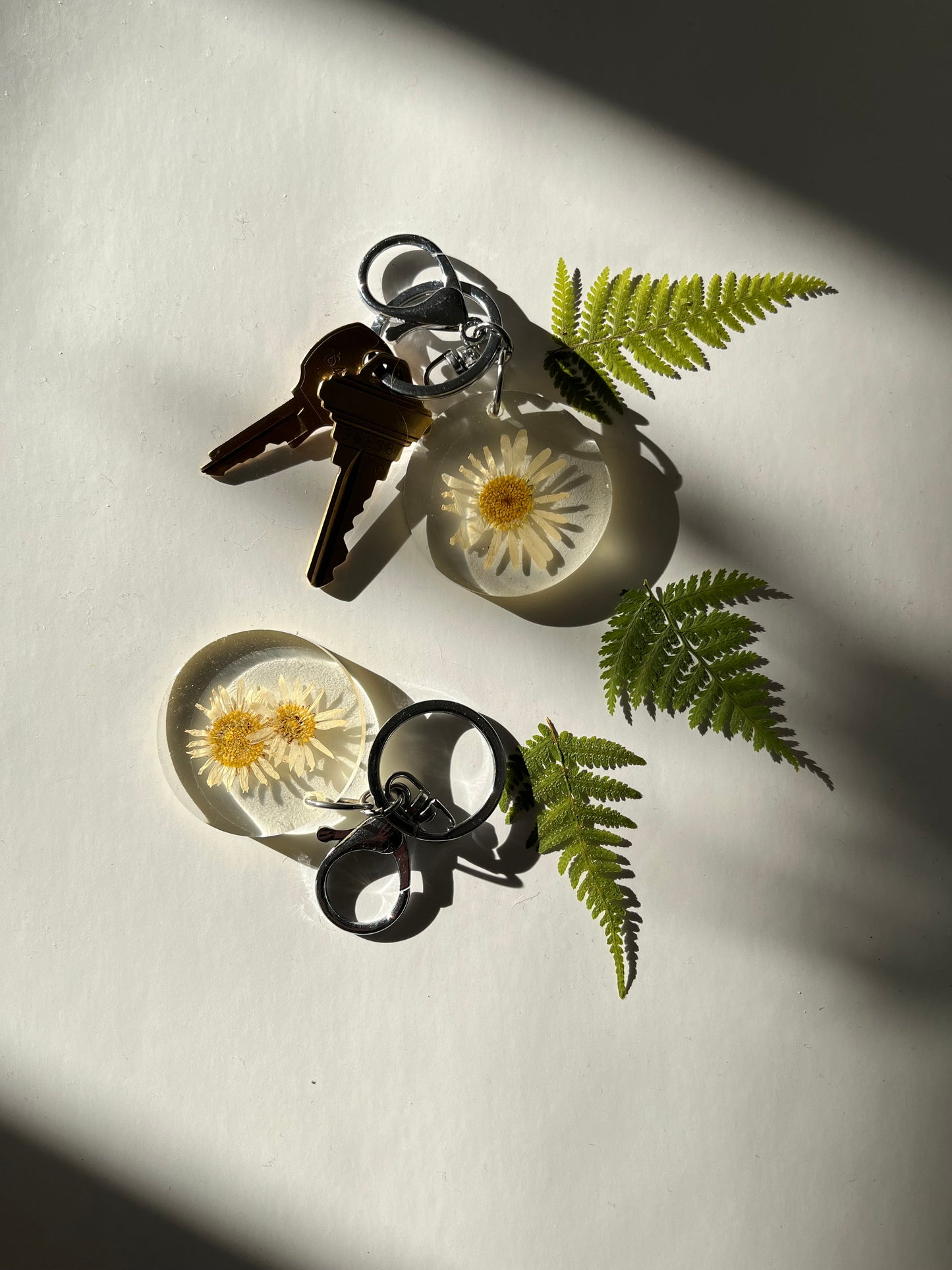 Daisy Resin Keychain