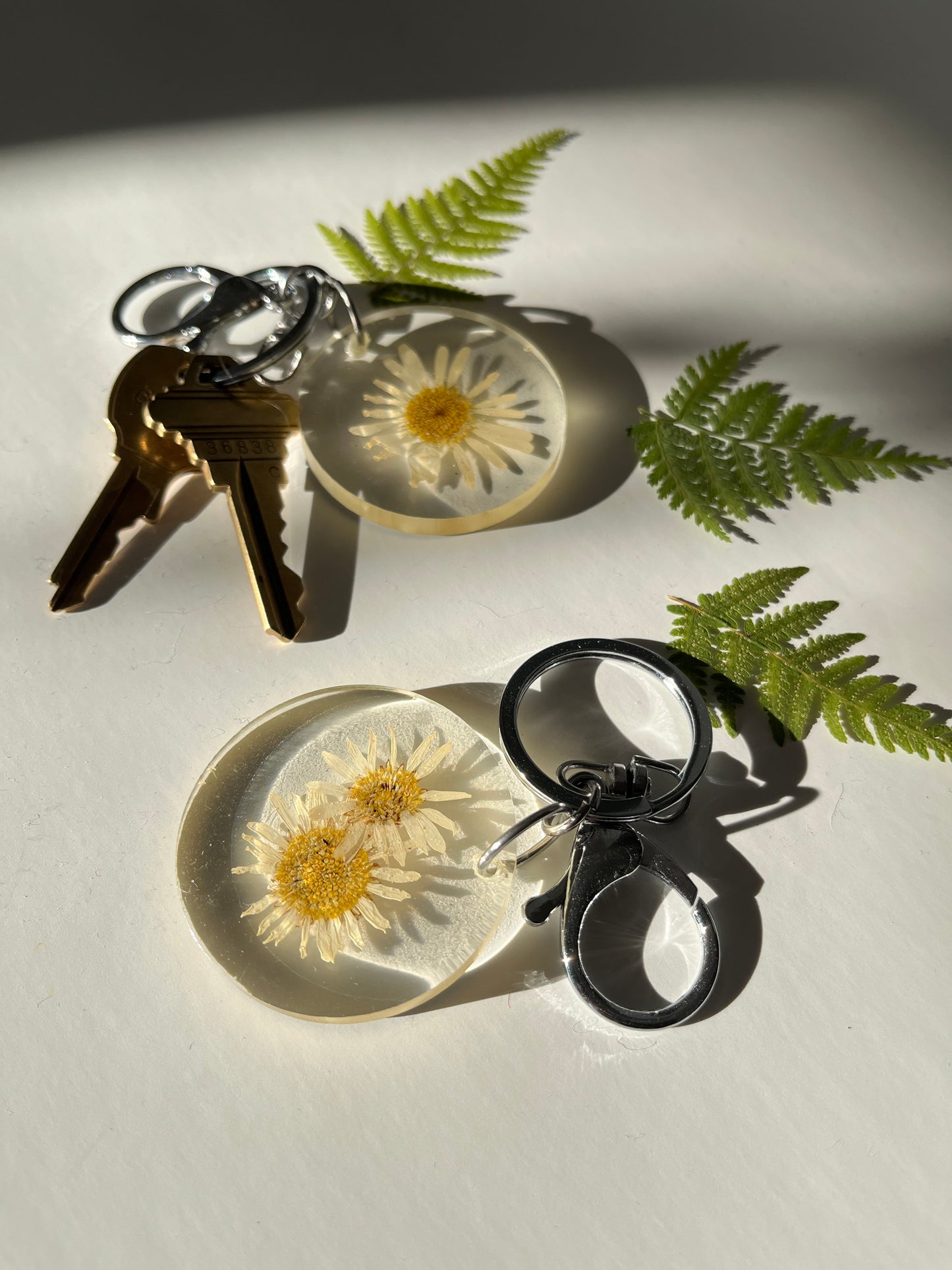 Daisy Resin Keychain